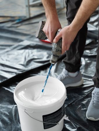 pintor preparando mezcla pintura