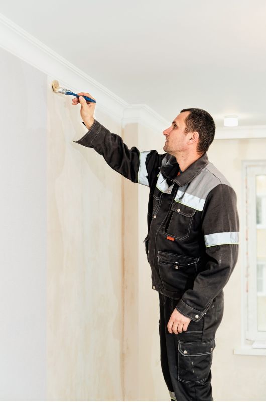 profesional pintor preparando pintura